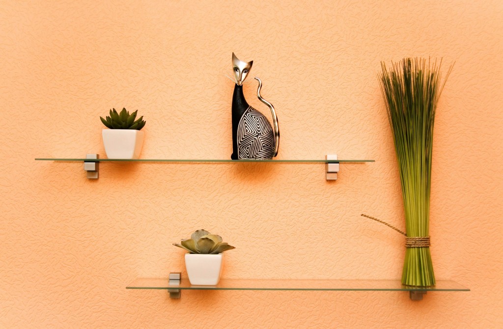 How to Use Decorative Glass Shelves to Display Items for Interior Decor?