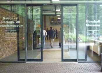 5 Advantages of Automatic Glass Doors in Commercial Spaces