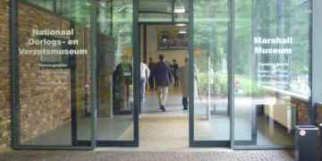 5 Advantages of Automatic Glass Doors in Commercial Spaces