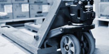 Four Effective Benefits of Using a Scissor Lift Table