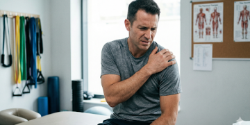 Rotator Cuff Tear vs. Frozen Shoulder: Why Can’t I Lift My Arm?